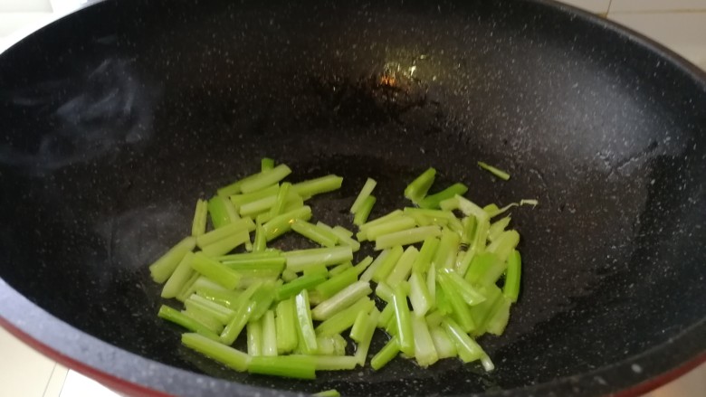 奥尔良风味火腿茄条,炒香芹