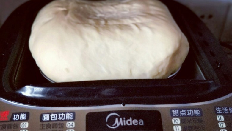 松软香甜的肉松毛毛虫面包,启动面包机发酵功能,天热室温发酵也可以。(注意保持面团湿度,盖上盖子或者保鲜膜)