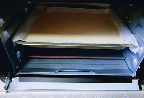 原味戚风蛋糕卷,烤箱150度预热5分钟，把烤盘放入烤箱中层，上下火150度烤35分钟(具体时间及温度，根据自家烤箱性能另定。)