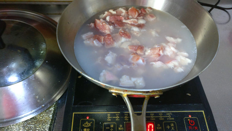 肥而不腻的卤肉饭,锅中填入凉水,加入切好的猪肉丁焯熟,然后捞出,热水冲洗干净备用。