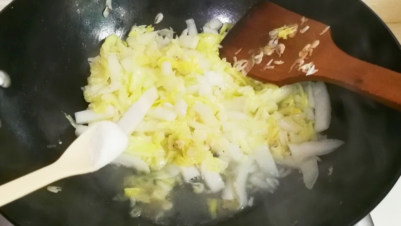 一级虾皮大白菜条,放少许盐,撒入葱花出锅盛盘
