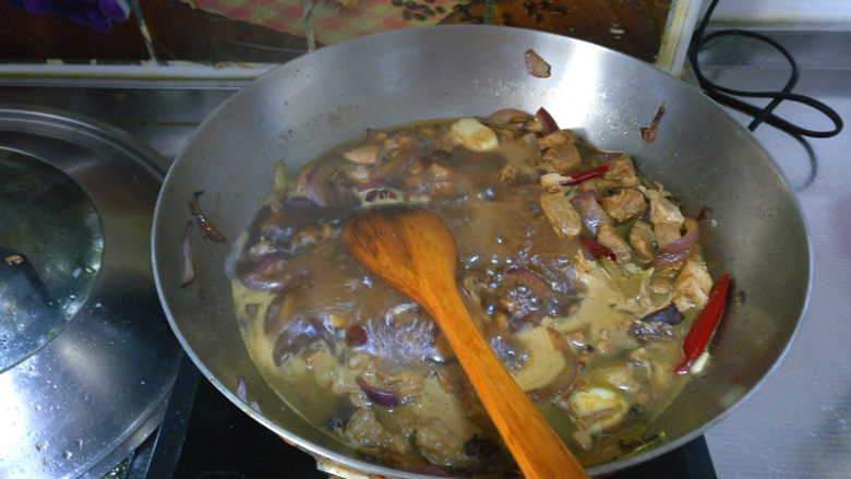 肥而不腻的卤肉饭,所有食材上色均匀后,填入适量热水。大火烧开。