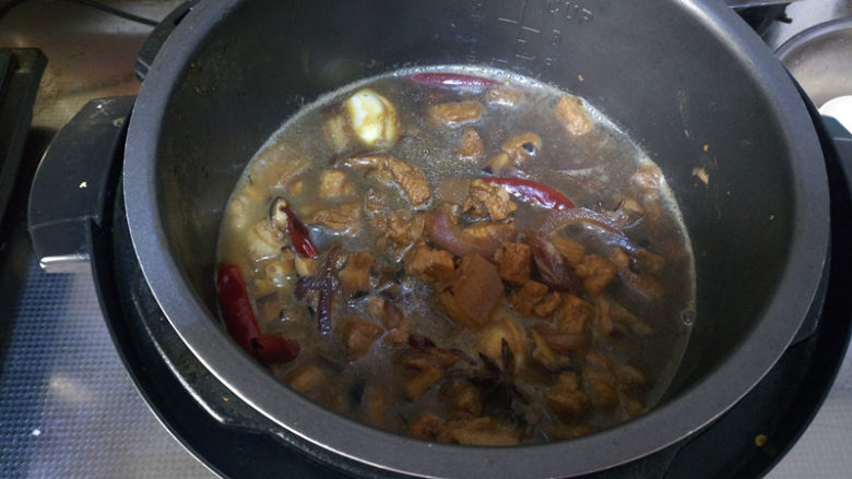 肥而不腻的卤肉饭,如果用炒锅炖需要大概1小时左右,为了省时我放入了高压锅中压20分钟。