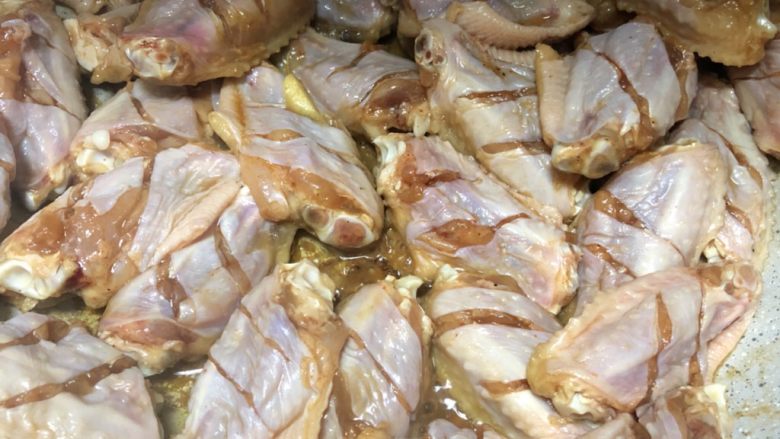 可乐鸡翅,中小火
先把鸡翅从调味料里面捞出来
每一个平铺好