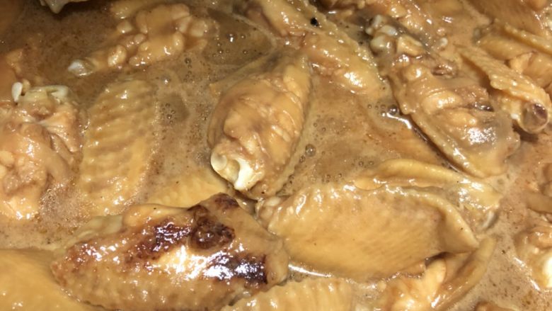 可乐鸡翅,把调味料全部倒进去
喜欢多汁下饭的可以再倒点可乐 但要注意咸淡 把腌制过的姜片拿出来
盖上盖子 中火10分钟