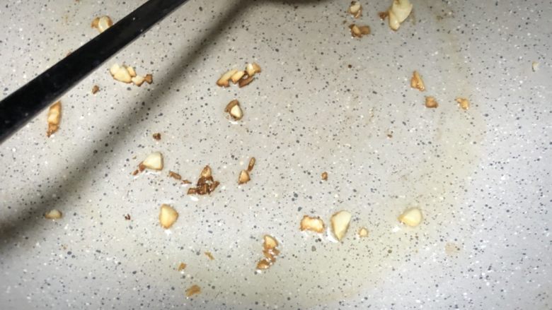 可乐鸡翅,少许油 爆香蒜头
