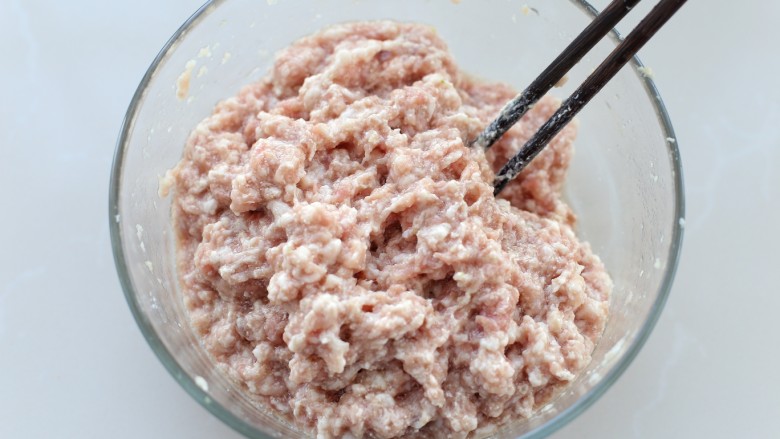 鲜肉包子(一次发酵法),每次加入葱姜水都要用筷子顺时针一个方向搅拌至肉馅上劲,再加入下一次的葱姜水