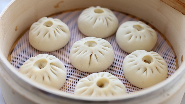 鲜肉包子(一次发酵法),待包子体积明显变大上锅,大火开锅后蒸十分钟即可