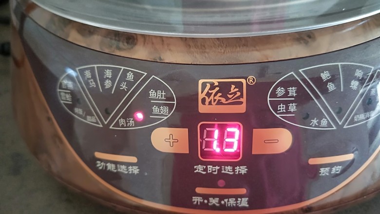 清蒸红菇排骨汤,等剩下一个小时候加入红菇,