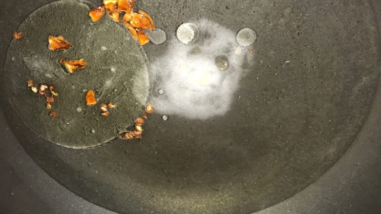 白勺菜心,锅中加入一勺豆油或花生油。目的使菜有光泽。加入两勺盐。放入少许<a style='color:red;display:inline-block;' href='/shicai/ 700'>花椒</a>。<a style='color:red;display:inline-block;' href='/shicai/ 695'>八角</a>入味