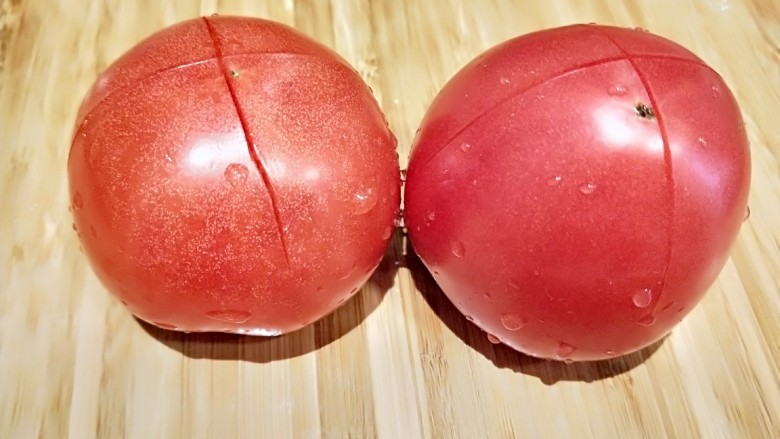 茄汁牛肉,<a style='color:red;display:inline-block;' href='/shicai/ 59'>番茄</a>两个,中间划十字好包皮。