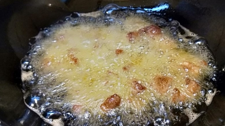 茄汁牛肉,锅中放入500克油烧热,放入牛,不要炸时间长了,变色捞出。
