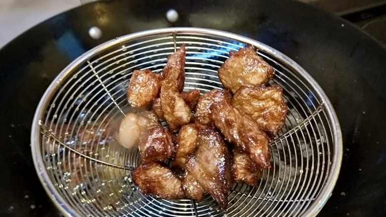 茄汁牛肉,捞出来控油装盘。