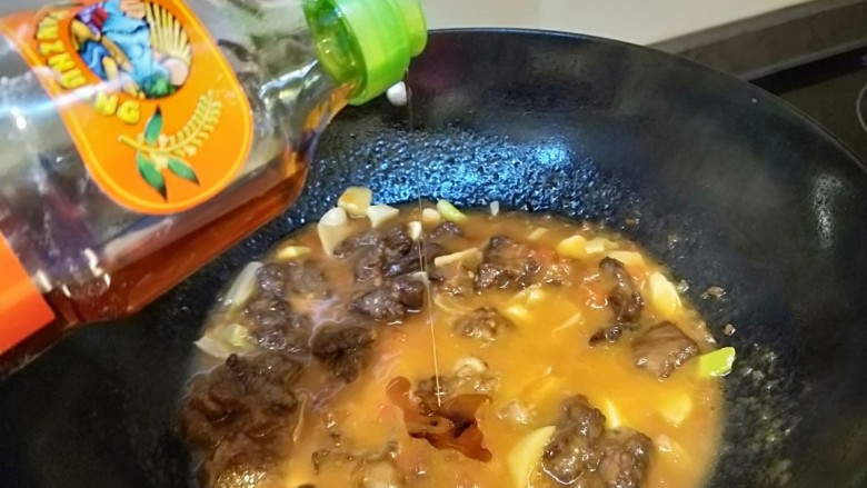 茄汁牛肉,最后倒入香油,翻炒均匀即可出锅。