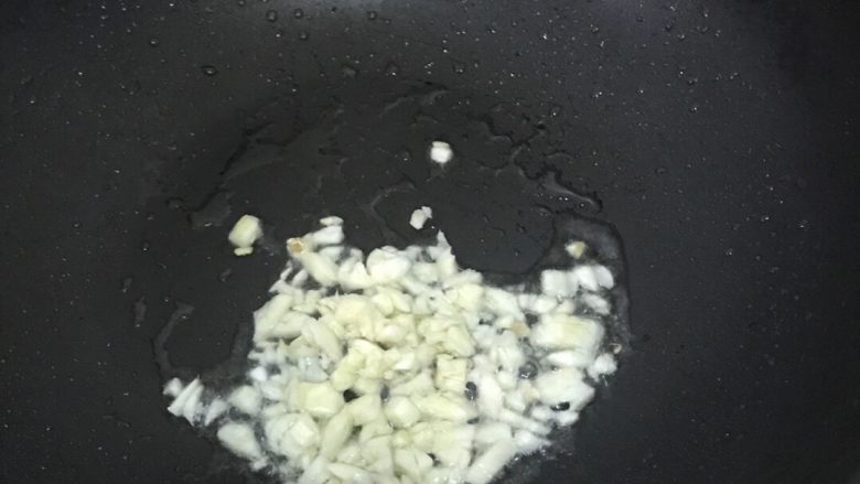白勺菜心,放入蒜末。煸炒出香味