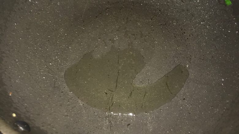白勺菜心,将豆油或者花生油。倒入锅中。加热