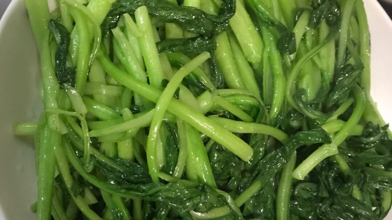 白勺菜心,将菜心放入盘中