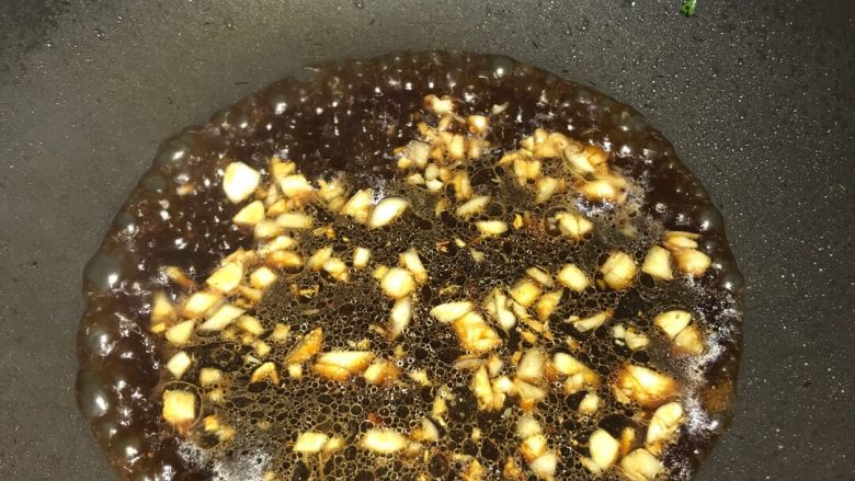 白勺菜心,然后讲酱汁倒入锅中。熬至沸腾即可