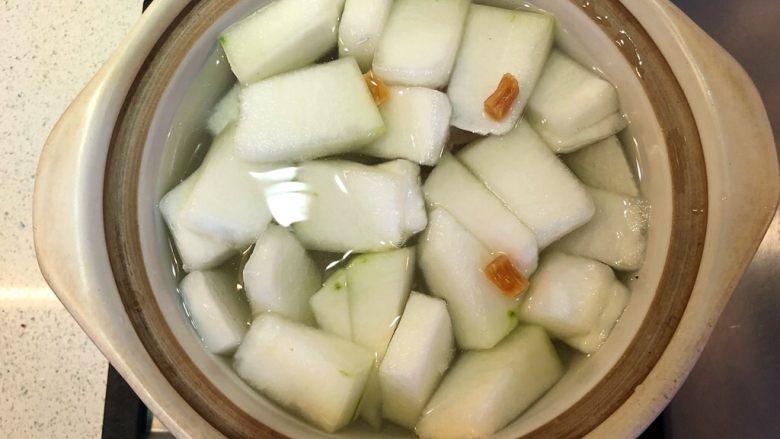 白贝冬瓜汤,砂锅里加水,放入姜片、冬瓜,大火煮开后转小火煲半小时。
手头有瑶柱的话也可以放2个。
