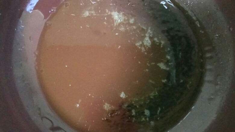 沙茶酱猪皮茄子,放些许油入锅