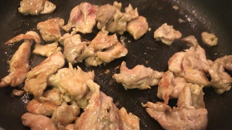山季金平炒猪肉片,炒熟到微焦上色,捞起备用