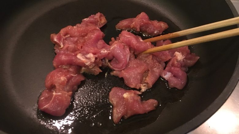 山季金平炒猪肉片,冷油下腌好的猪里脊肉