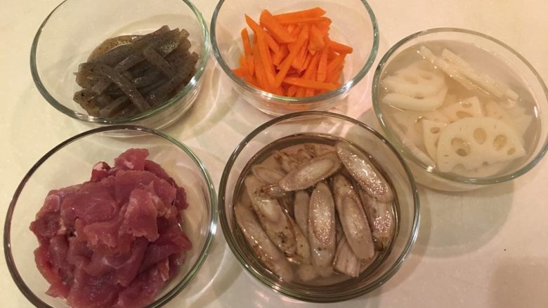 山季金平炒猪肉片,嗯!魔芋丝/红萝卜丝/莲藕片/猪里脊肉片/牛蒡片