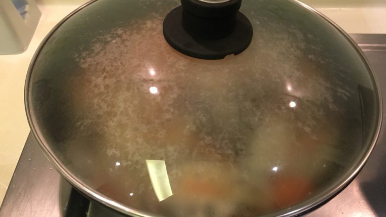 山季金平炒猪肉片,翻炒后盖起来,煮至入味汤汁稍微收干
