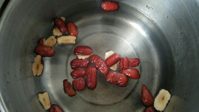 红枣蛋花汤圆,放入红枣开火煮,煮沸后再煮一会让红枣更出味。
