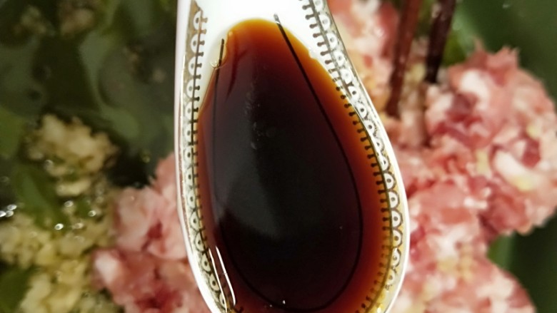 牛肉白萝卜香菜\速冻马蹄水饺,在加入适量猪肉馅,<a style='color:red;display:inline-block;' href='/shicai/ 788'>生抽</a>一勺。