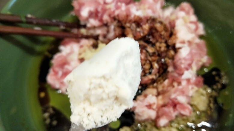 牛肉白萝卜香菜\速冻马蹄水饺,加入5克<a style='color:red;display:inline-block;' href='/shicai/ 813'>鸡粉</a>,在倒入牛肉馅搅拌均匀。
