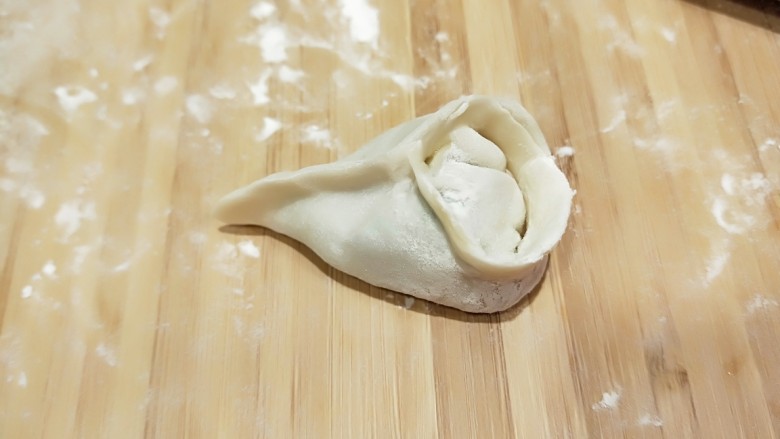 牛肉白萝卜香菜\速冻马蹄水饺,在两个角捏紧,如图所做。