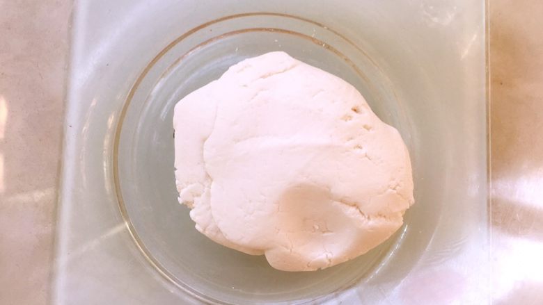 猫爪汤圆,取30克糯米粉,加20克温水和成面团