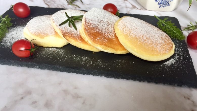 简易版舒芙蕾松饼,这些材料正好可以做4个松饼,装盘,筛上糖粉