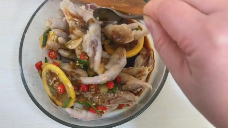 柠檬泡凤爪,搅拌均匀
