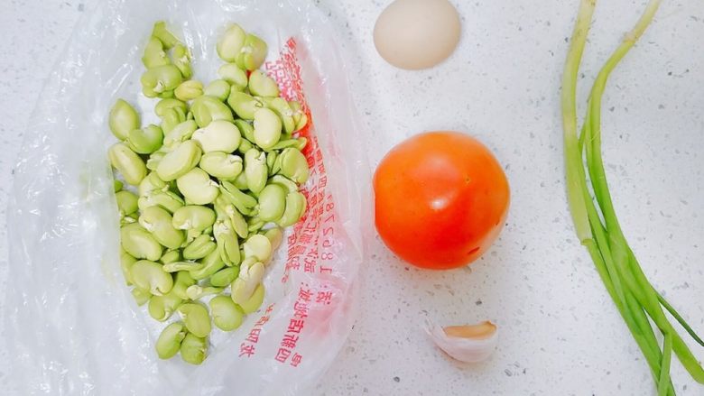 番茄&蚕豆米蛋花汤,食材如图,春季正是吃蚕豆的季节呢!新鲜的蚕豆,特别嫩而且粉。