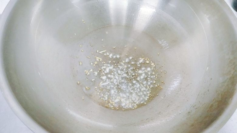 番茄&蚕豆米蛋花汤,锅里倒油,爆香蒜末。