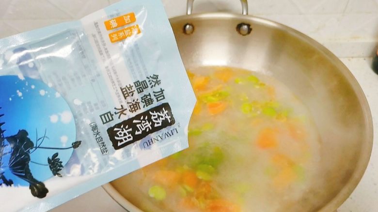 番茄&蚕豆米蛋花汤,水再次开后,加入盐,搅动,再煮二三分钟。