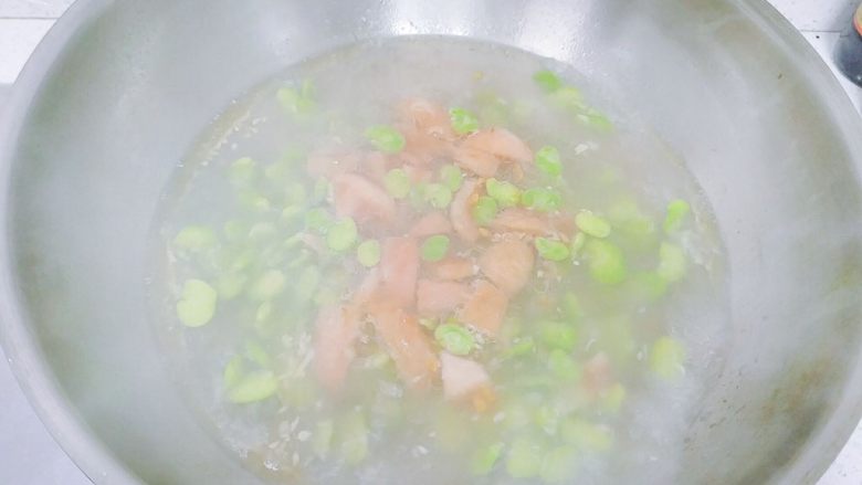 番茄&蚕豆米蛋花汤,水开后,加入番茄,搅动,盖上锅盖,继续煮。