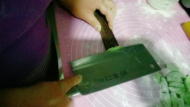 凉拌麻食,如图,用刀和筷子辅助做出螺纹形状(将小块面团放着筷子上,用刀轻轻的碾压就出形状了)