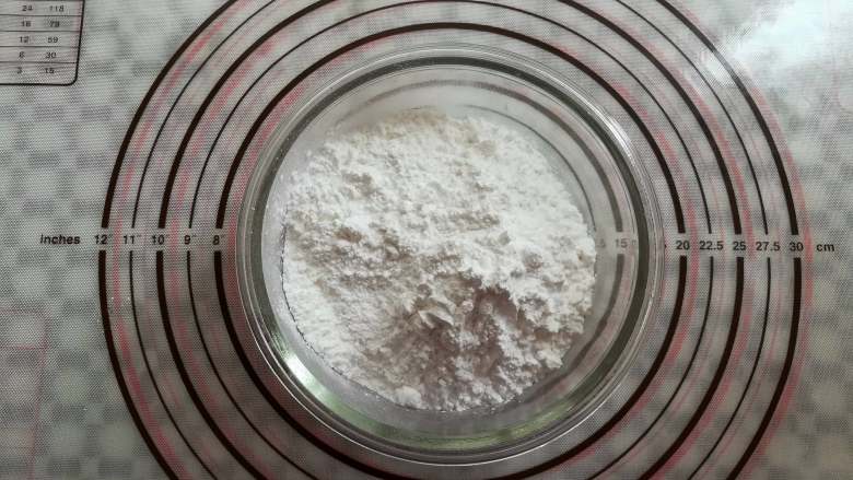 蜜豆钵仔糕,准备一个干净的碗,放入150克的水晶糕粉