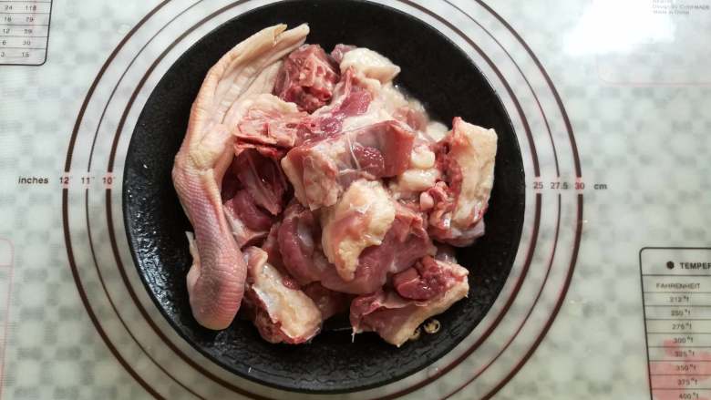 白果老鸭汤,把鸭掌上的老茧割掉,鸭肉剁成小块