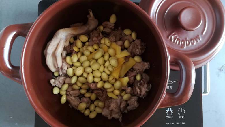 白果老鸭汤,把鸭肉,生姜,白果放入砂锅里