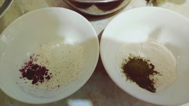 花式奶黄汤圆,两小份中分别加入3ml抹茶粉,1ml红曲粉