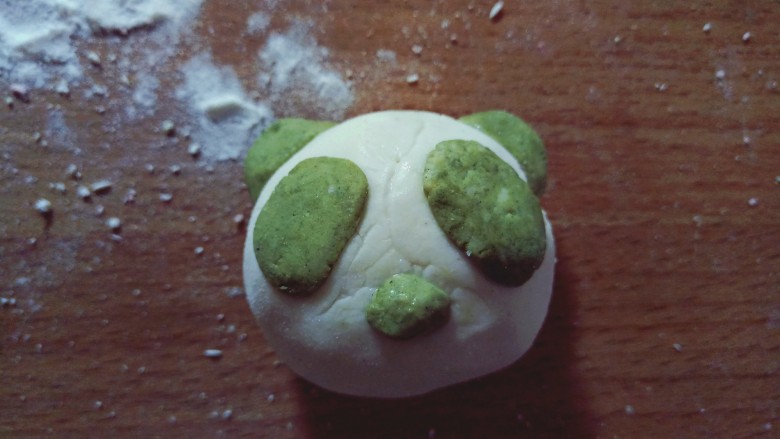 花式奶黄汤圆,沾水粘在脸上,再粘上鼻子,整形