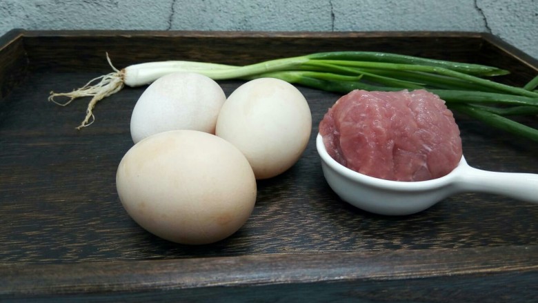 青菜鸡蛋丝年糕,鸡蛋3个,<a style='color:red;display:inline-block;' href='/shicai/ 429'>瘦肉</a>100克,葱少许