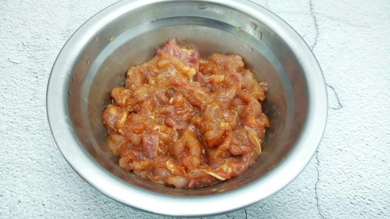 青菜鸡蛋丝年糕,瘦肉切丝,加点<a style='color:red;display:inline-block;' href='/shicai/ 788'>生抽</a>,淀粉,蛋清腌制10分钟
