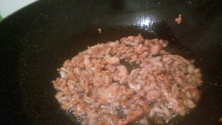 青菜鸡蛋丝年糕,锅里放油,煸炒肉丝