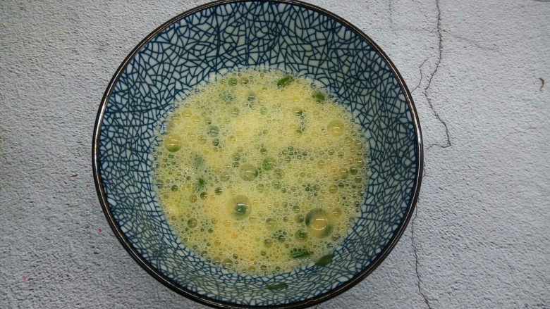 青菜鸡蛋丝年糕,鸡蛋3个磕入碗里,加葱花,用筷子顺时针搅打