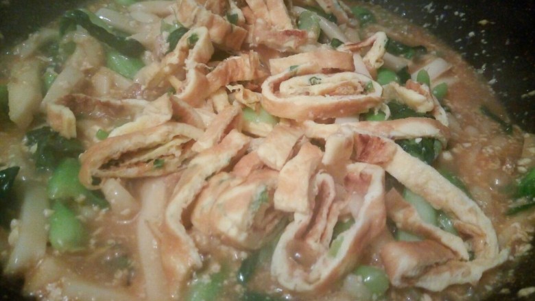 青菜鸡蛋丝年糕,加鸡蛋丝,生抽少许,鸡粉少许,翻炒均匀出锅